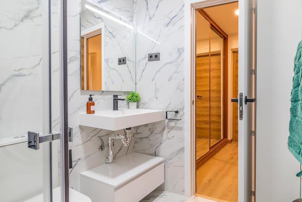 Apartamento Reformado Y Tranquilo Junto A Gran Via Madrid Extérieur photo